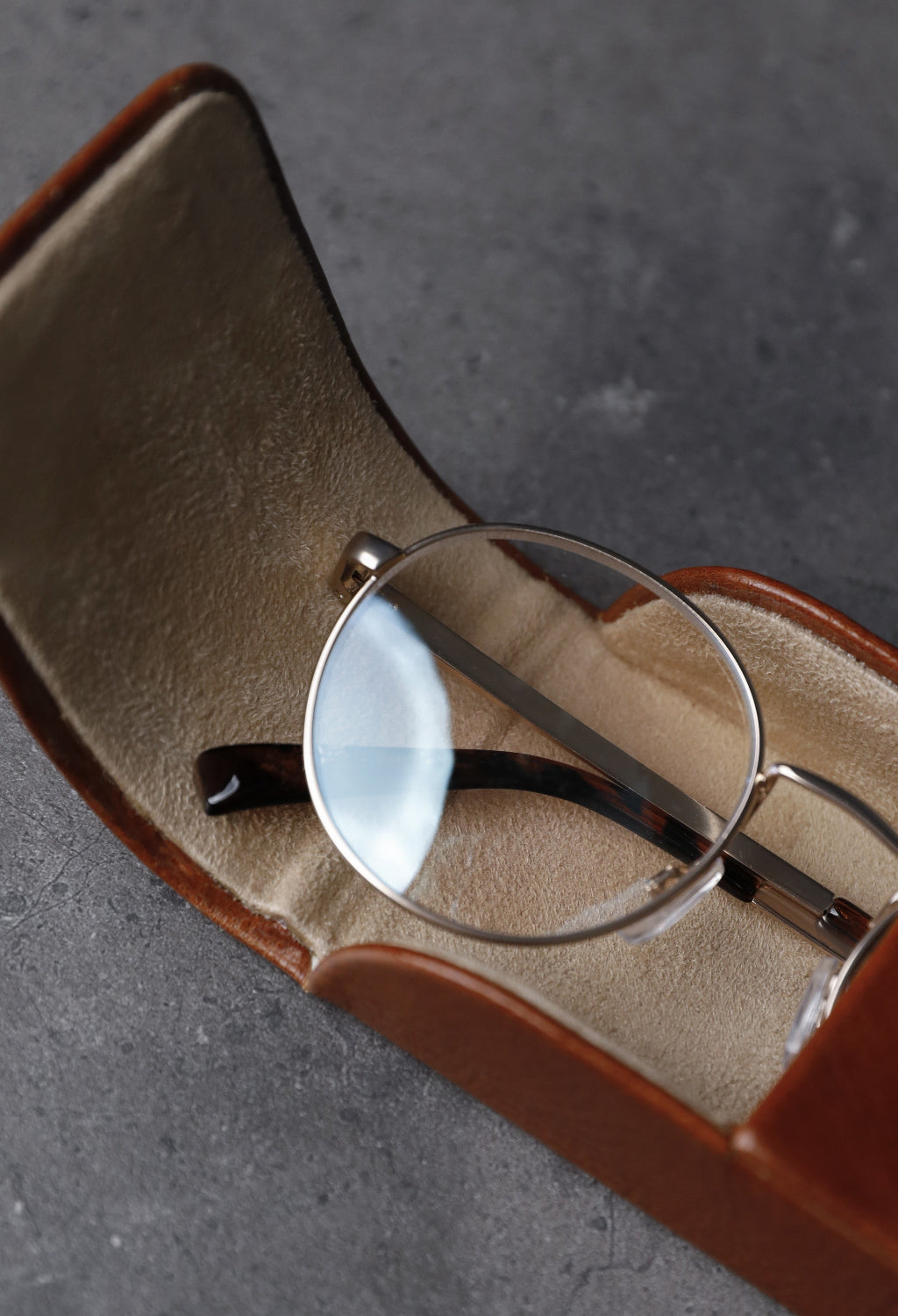 Mindre artiklar i läder för herr