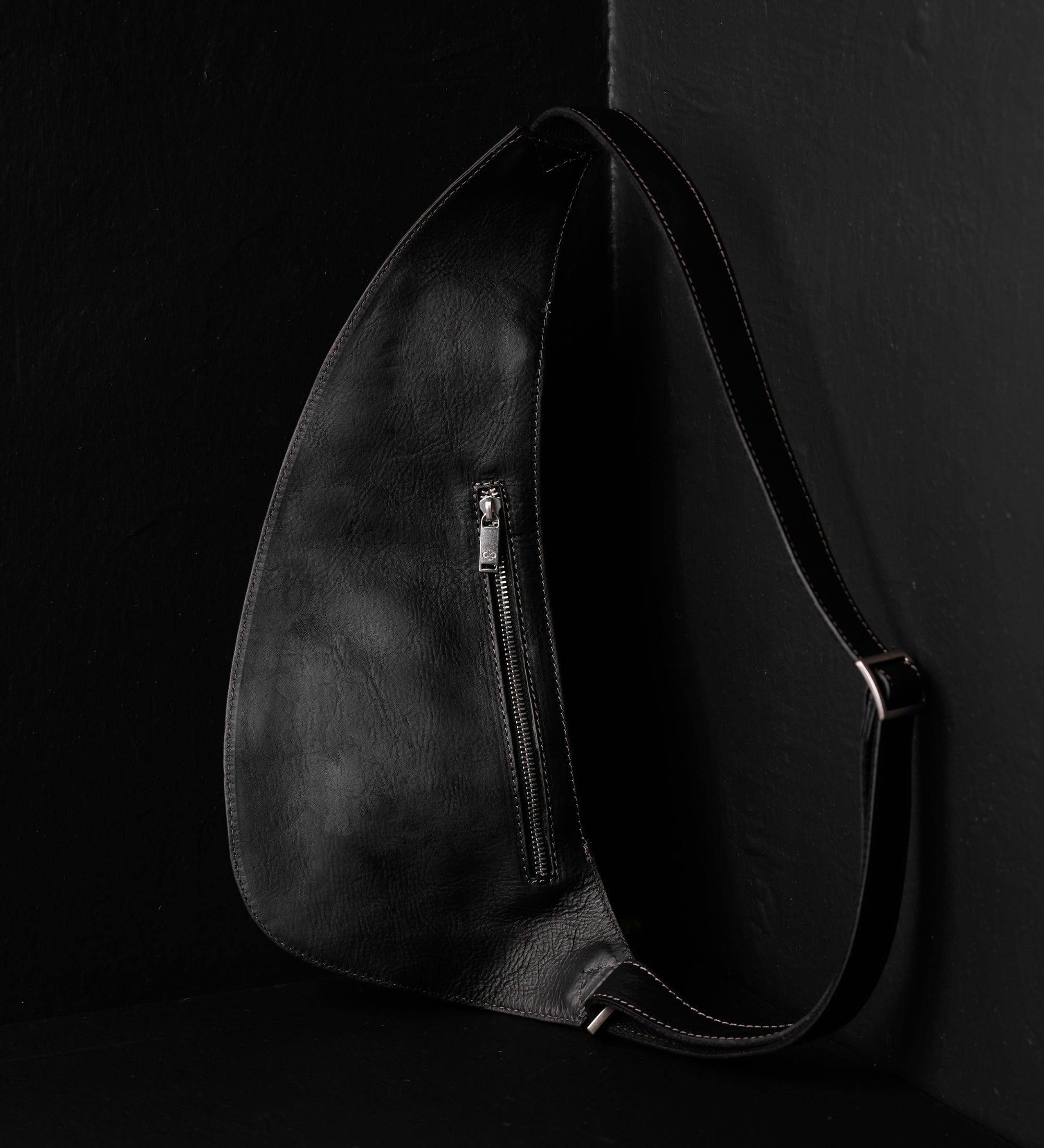 Slingväska i läder crossbodyväska i läder – The Monk