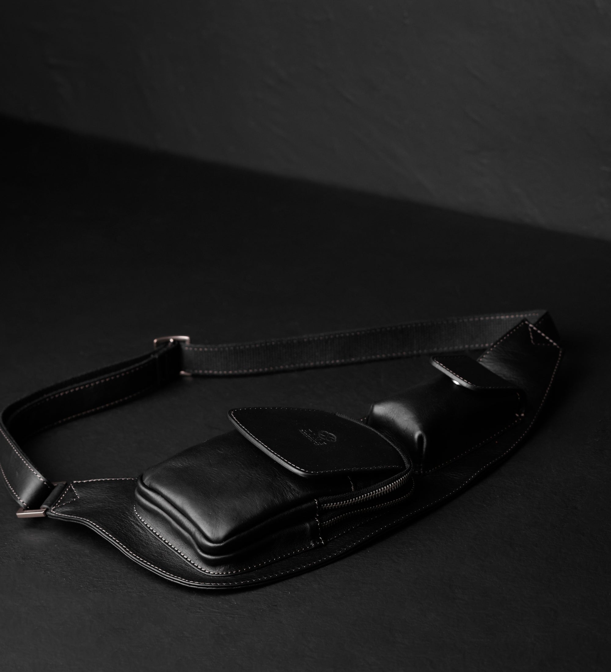 Slingväska i läder crossbodyväska i läder – The Monk