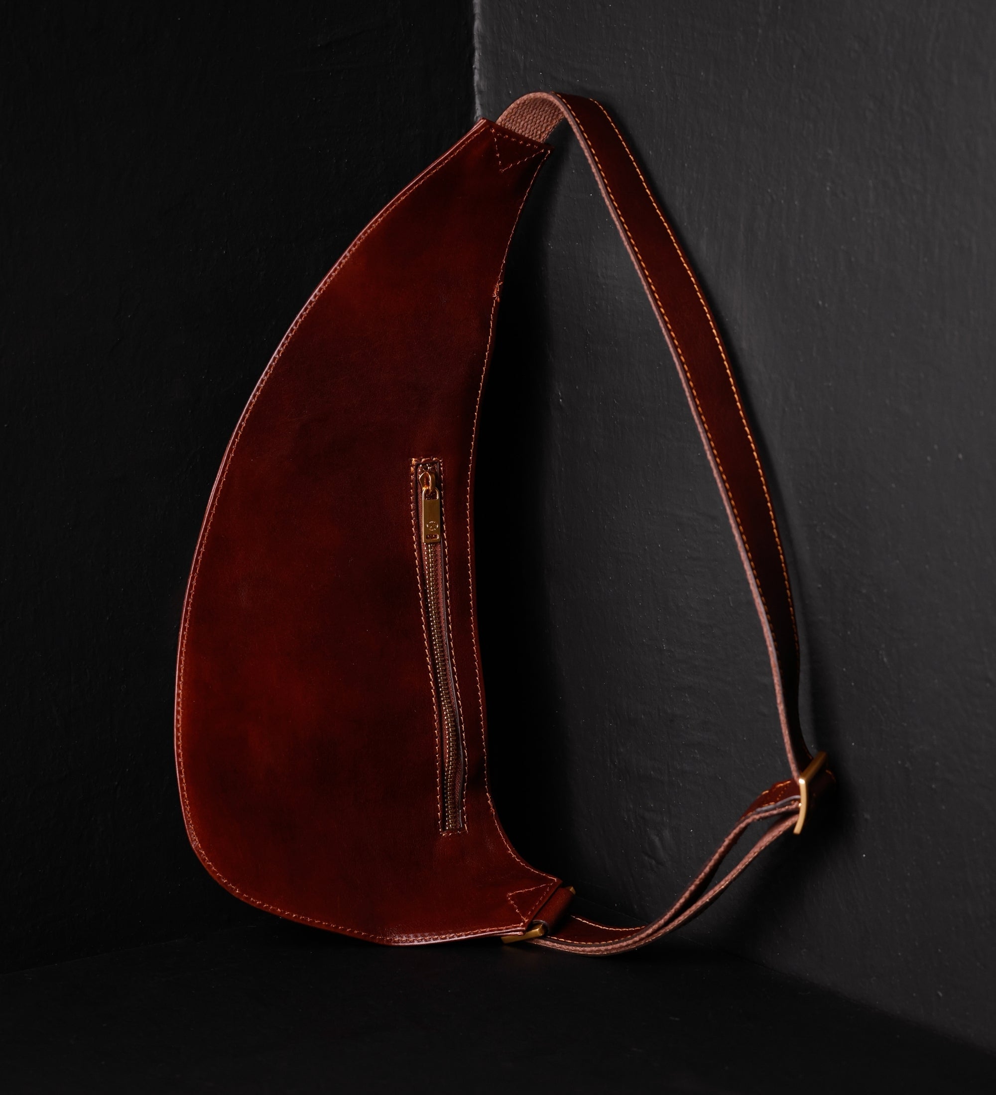 Slingväska i läder crossbodyväska i läder – The Monk