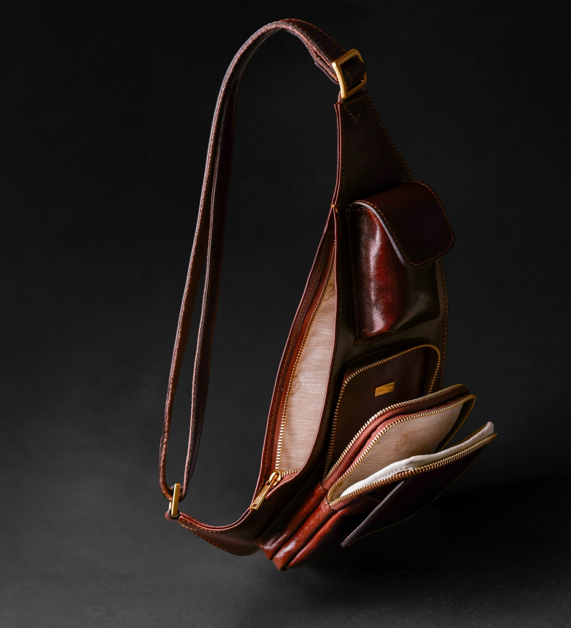 Slingväska i läder crossbodyväska i läder – The Monk