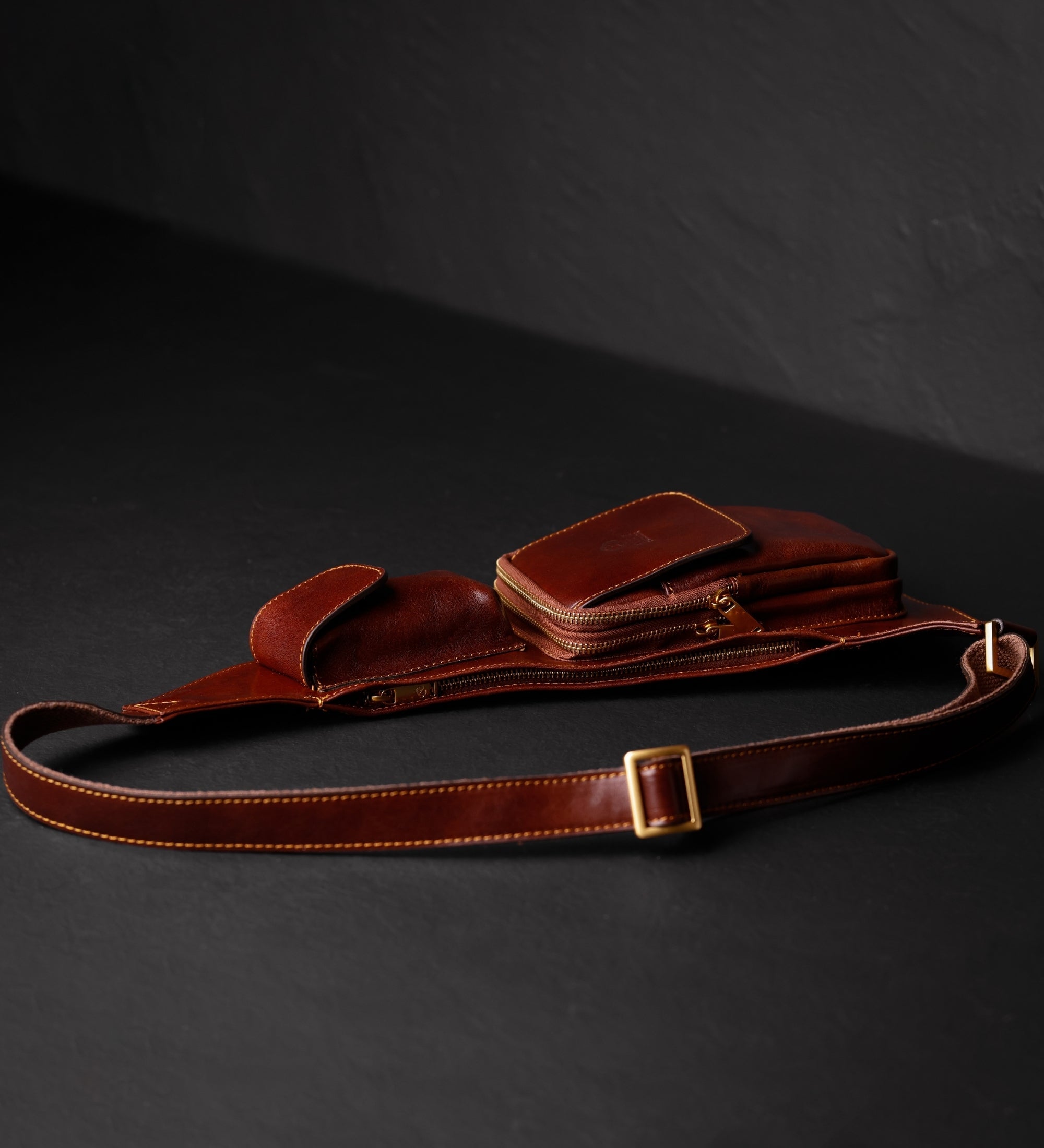 Slingväska i läder crossbodyväska i läder – The Monk