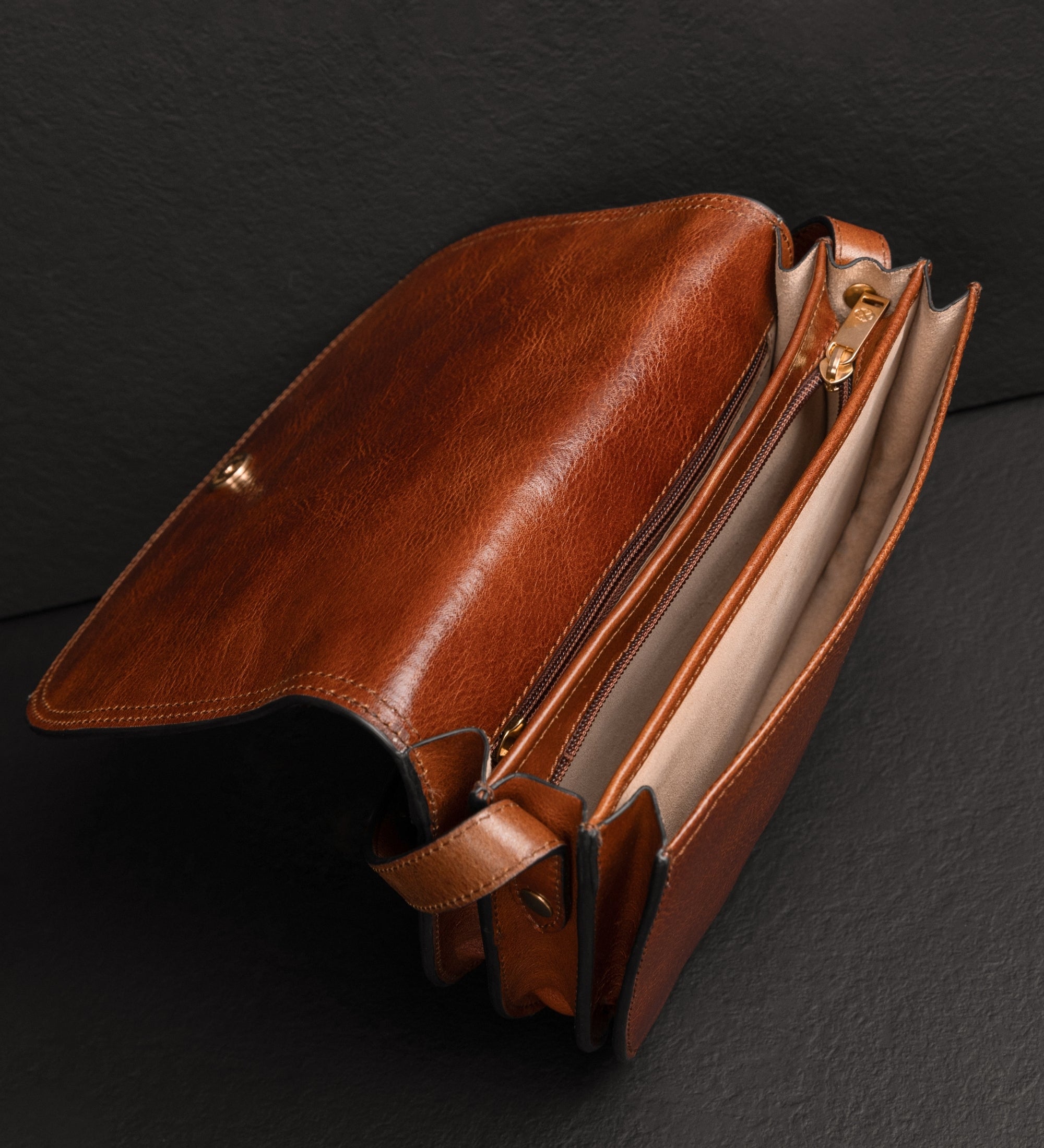 Saddle bag i läder crossbodyväska i läder för dam – Moonfleet