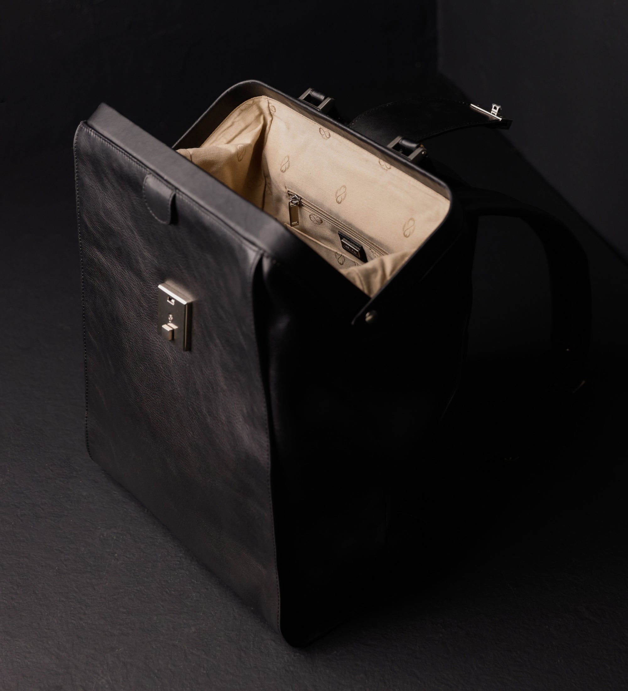 Ryggsäck i läder – A Brief Story of Time