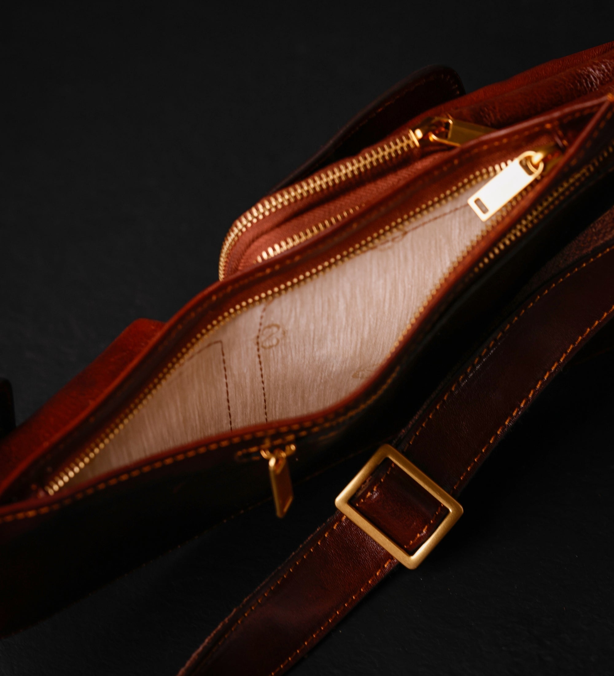 Slingväska i läder crossbodyväska i läder – The Monk