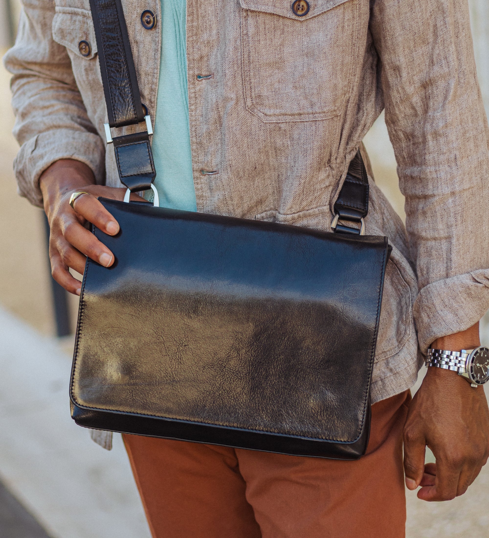 Axelremsväska i läder – A Room with a View