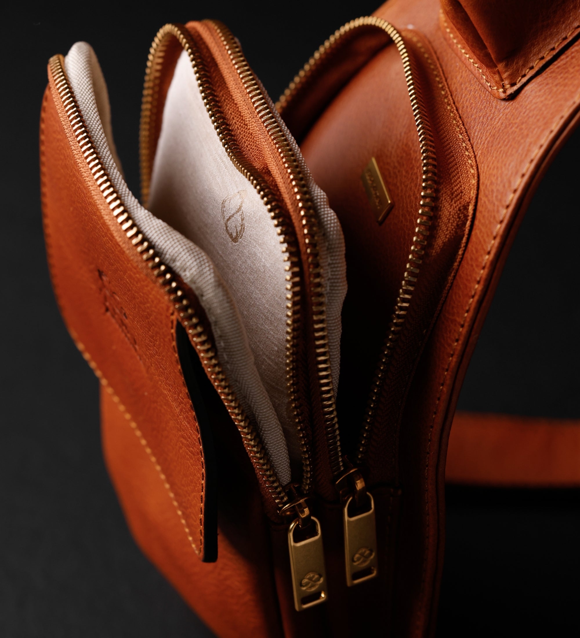 Slingväska i läder crossbodyväska i läder – The Monk