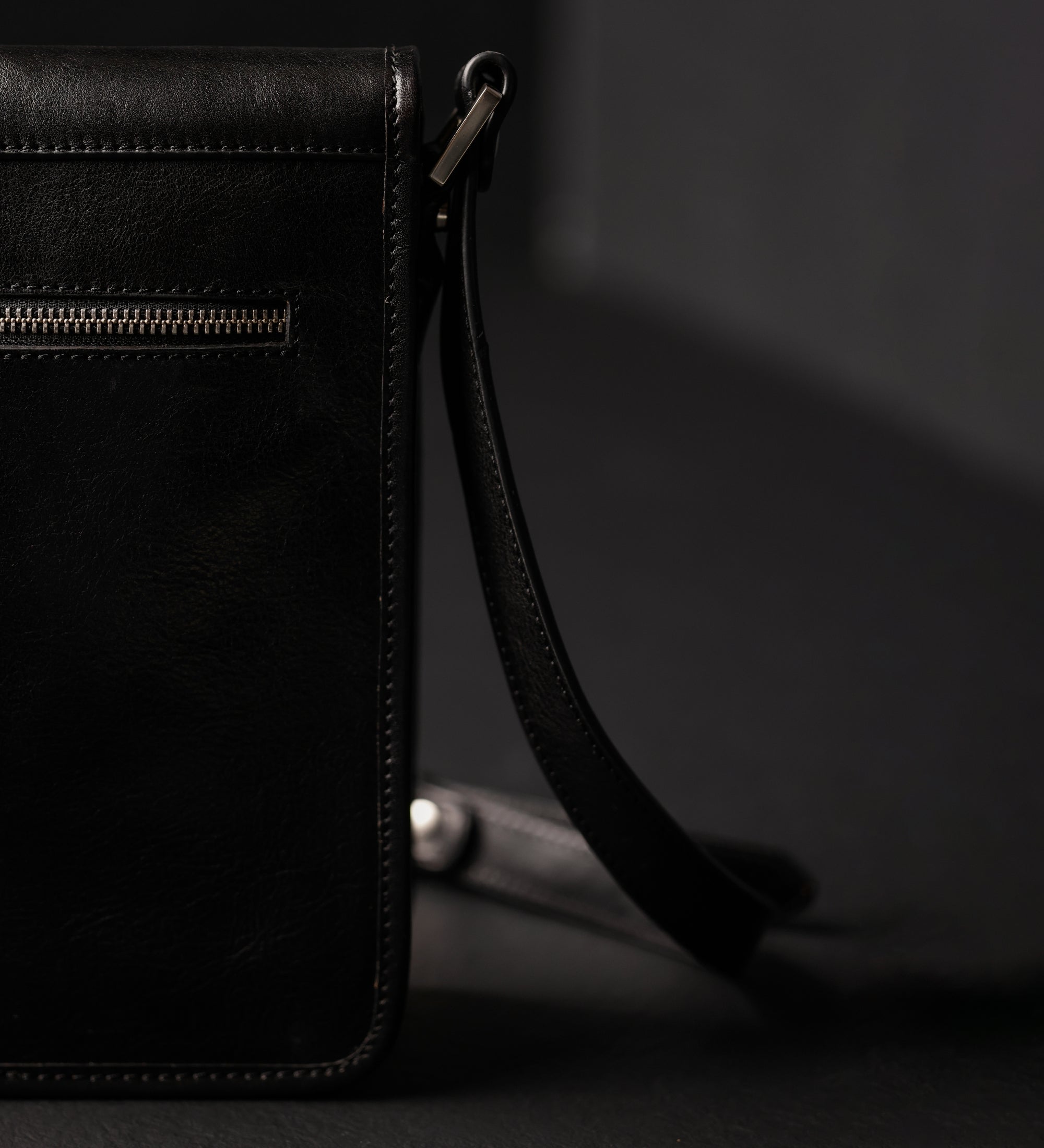 Liten axelremsväska i läder – On The Road