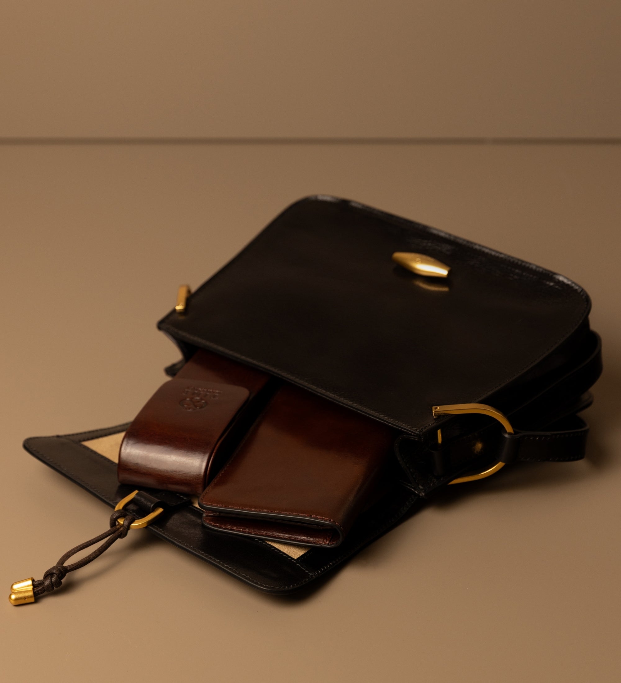 Läderväska med lock för dam - Possession