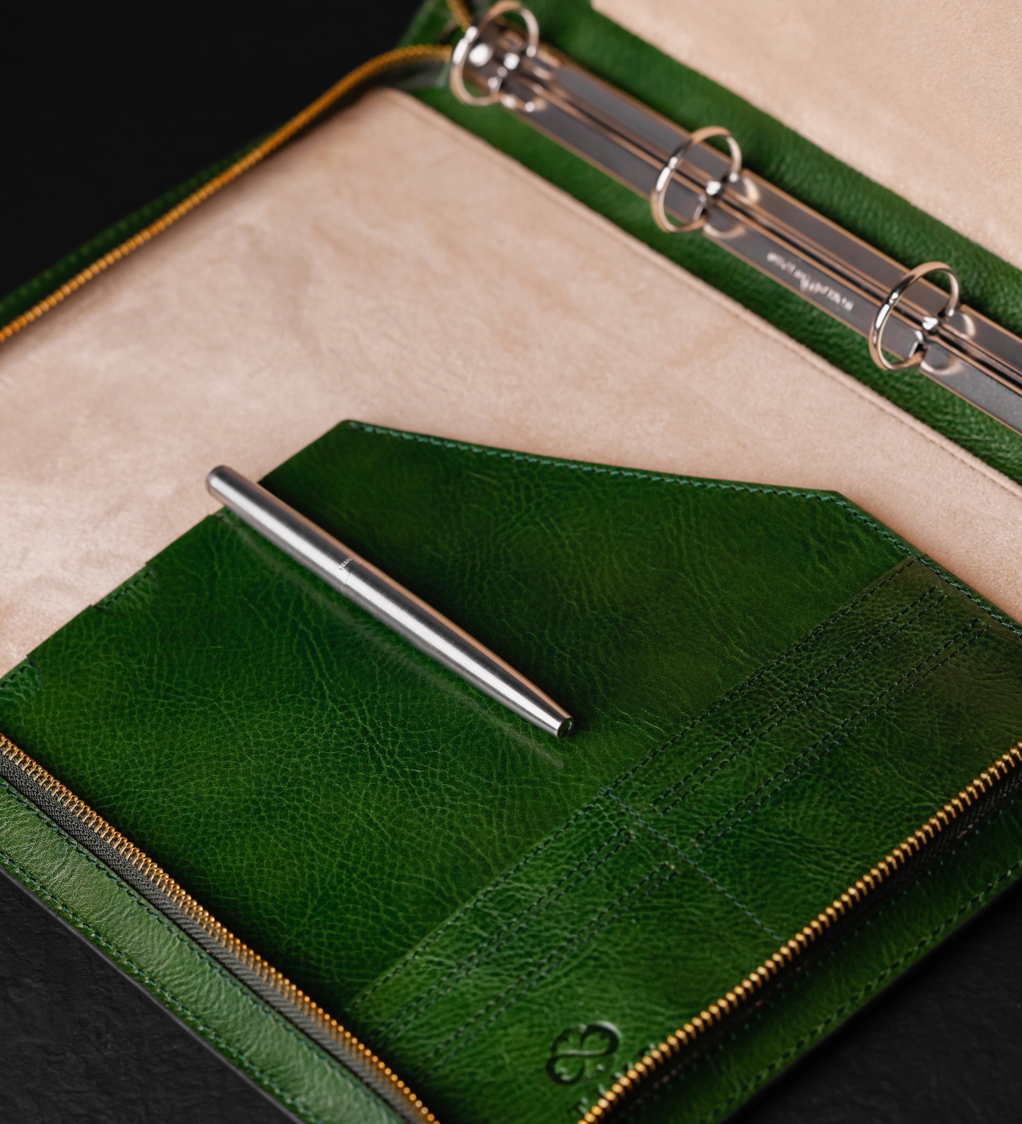 Dokumentmapp i läder med ringmekanism – Joy in the Morning