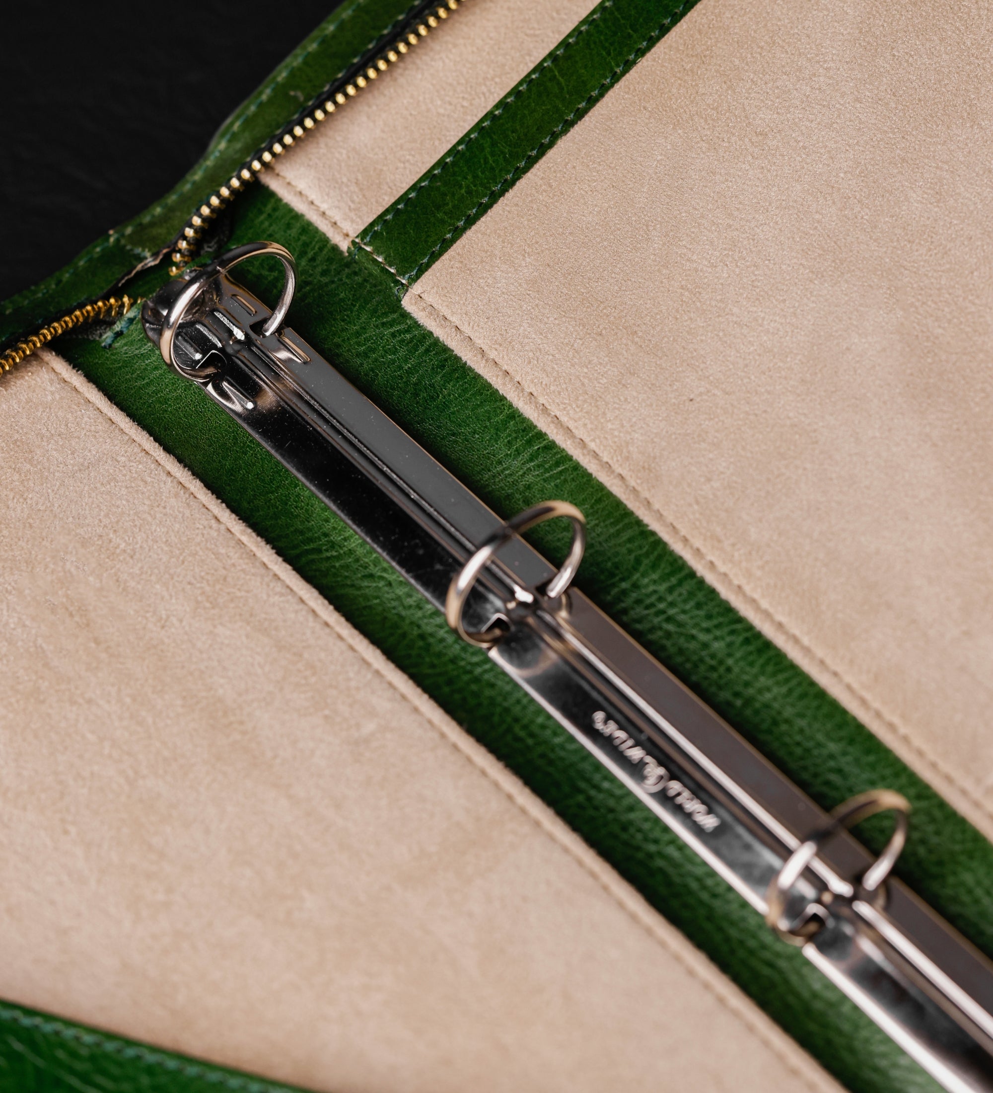 Dokumentmapp i läder med ringmekanism – Joy in the Morning