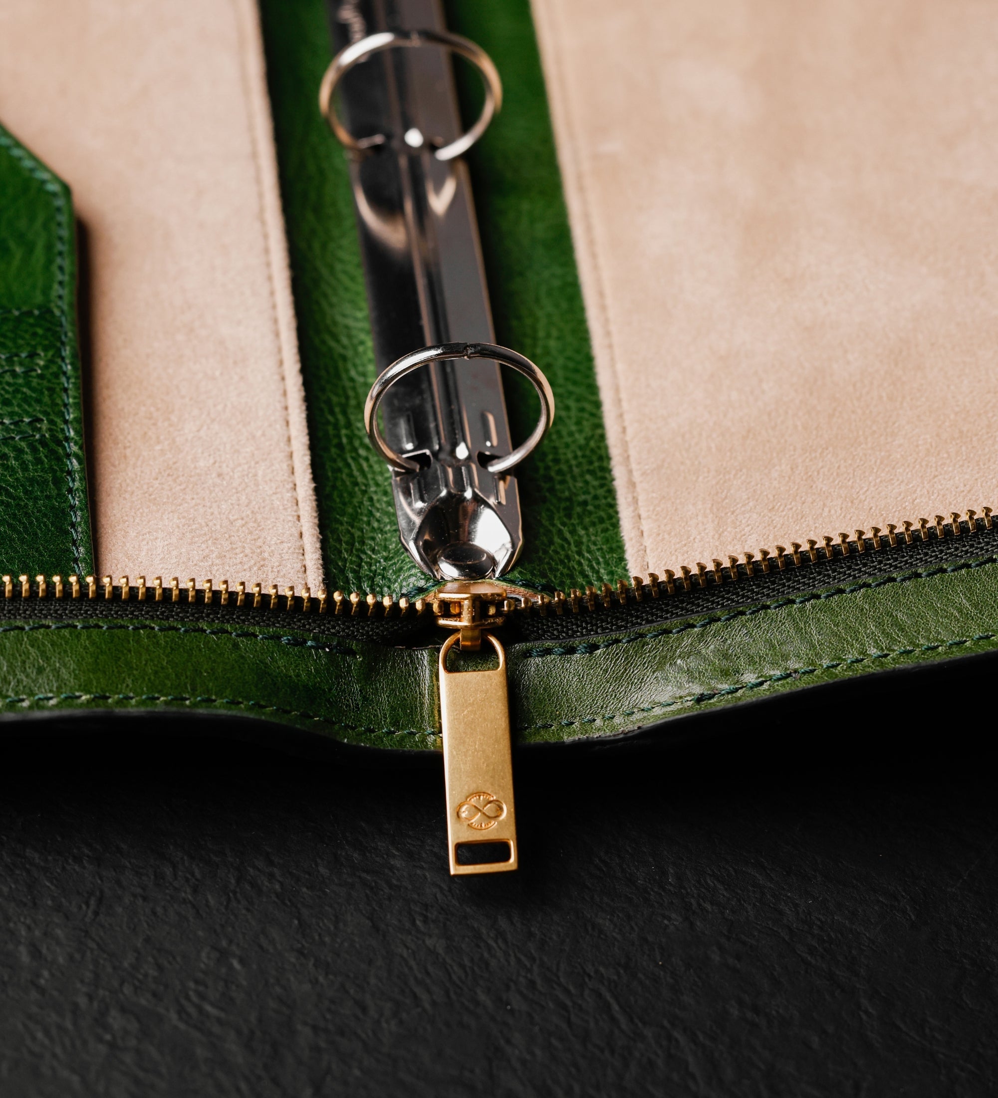 Dokumentmapp i läder med ringmekanism – Joy in the Morning