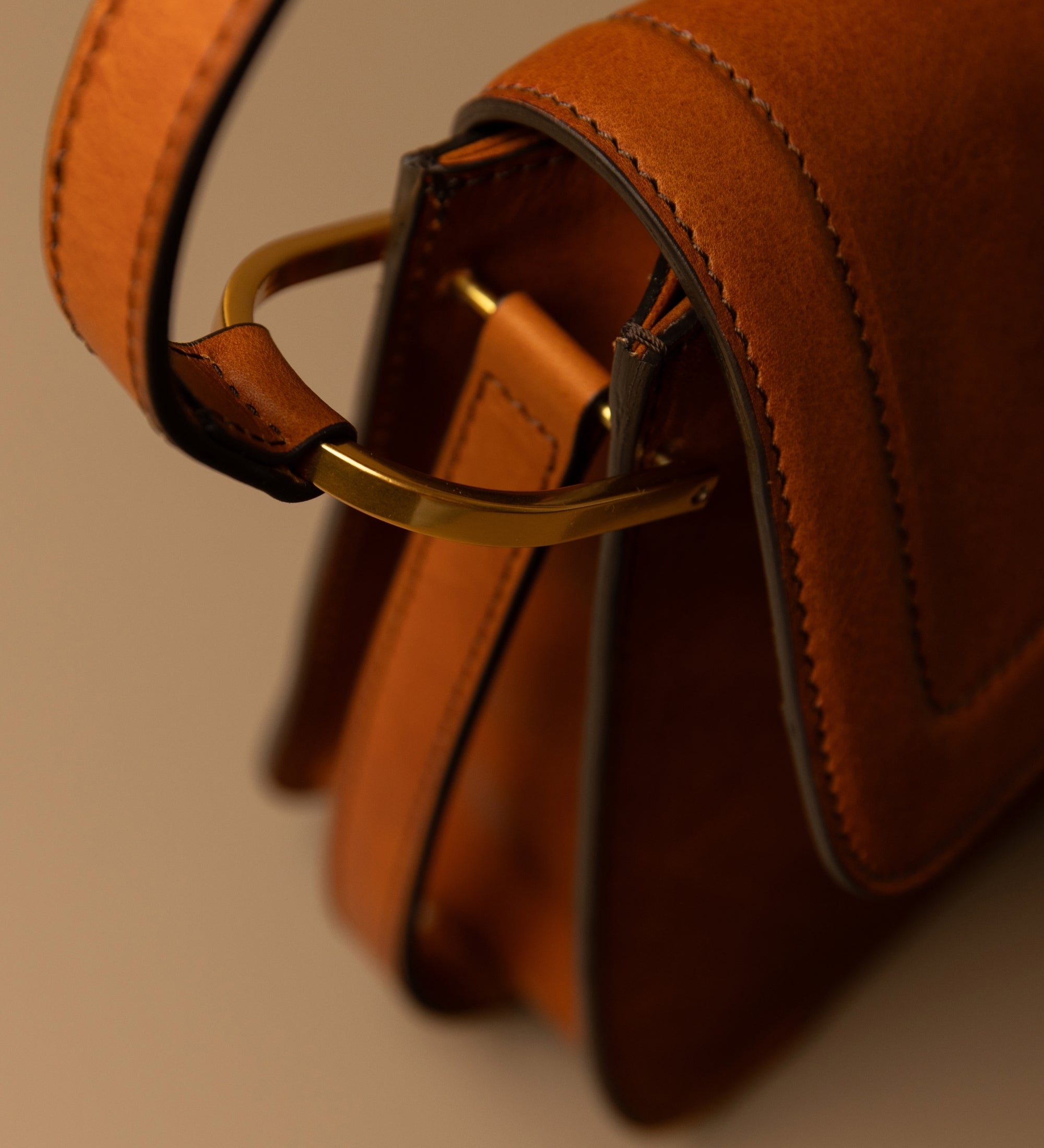 Läderväska med lock för dam - Possession