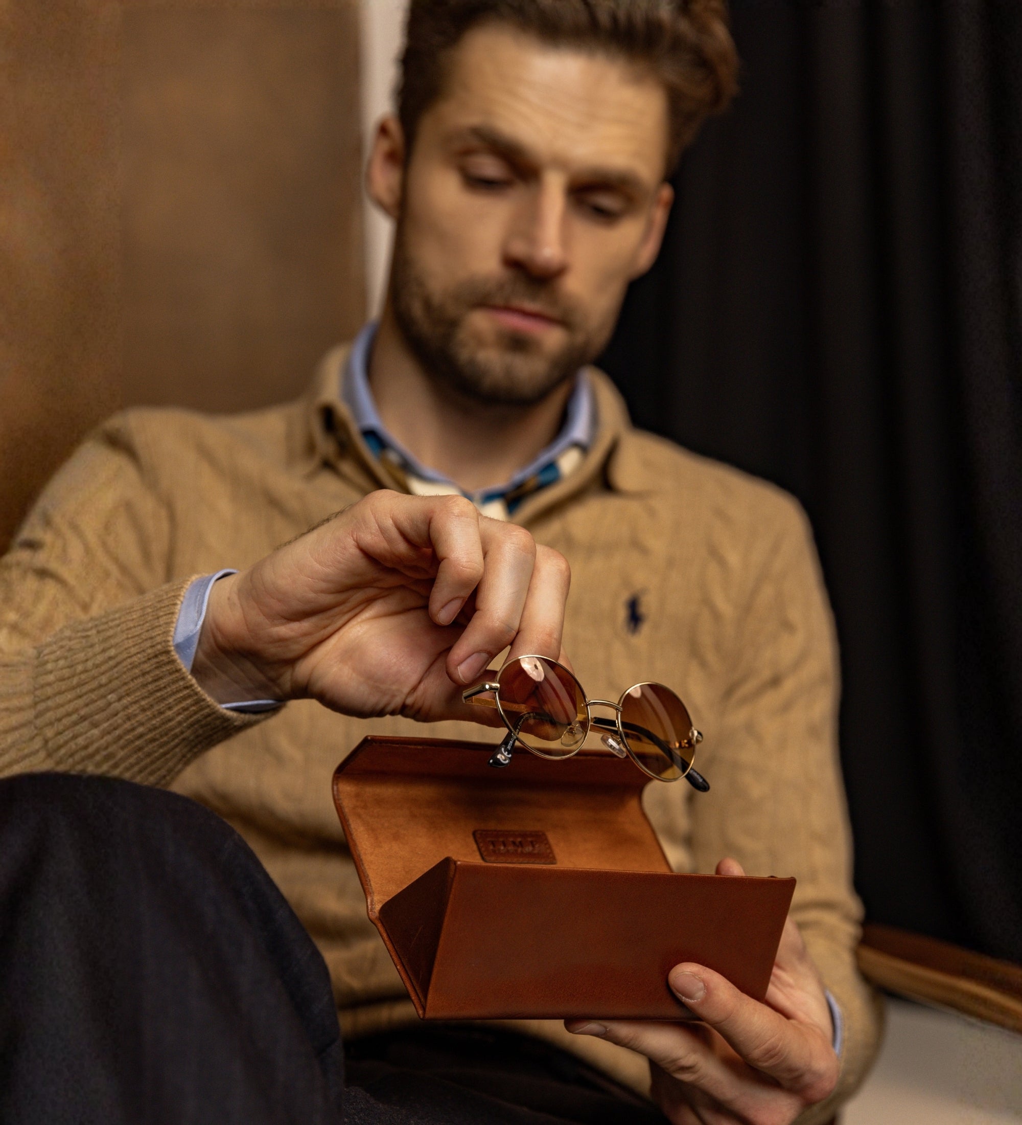 Hopfällbart glasögonfodral i läder – The Riddle of the Sands