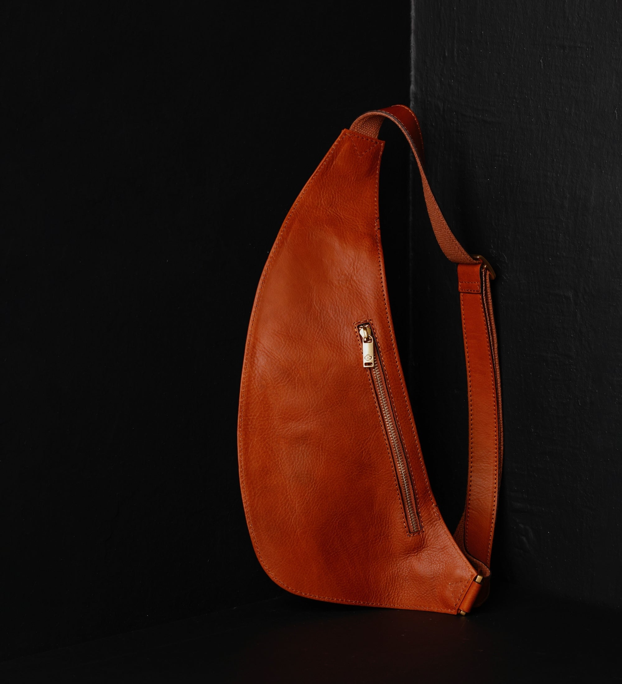 Slingväska i läder crossbodyväska i läder – The Monk