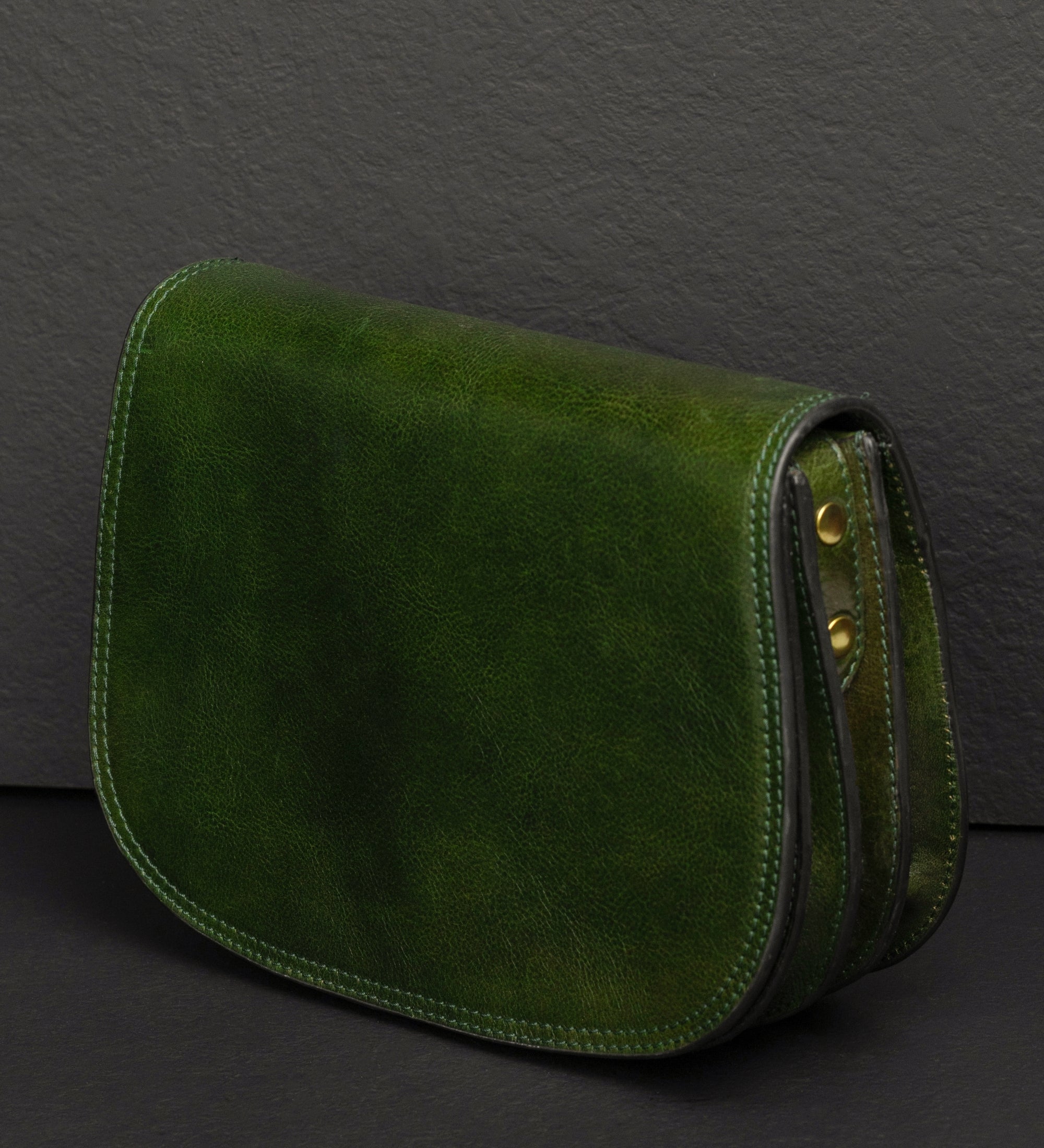 Saddle bag i läder crossbodyväska i läder för dam – Moonfleet