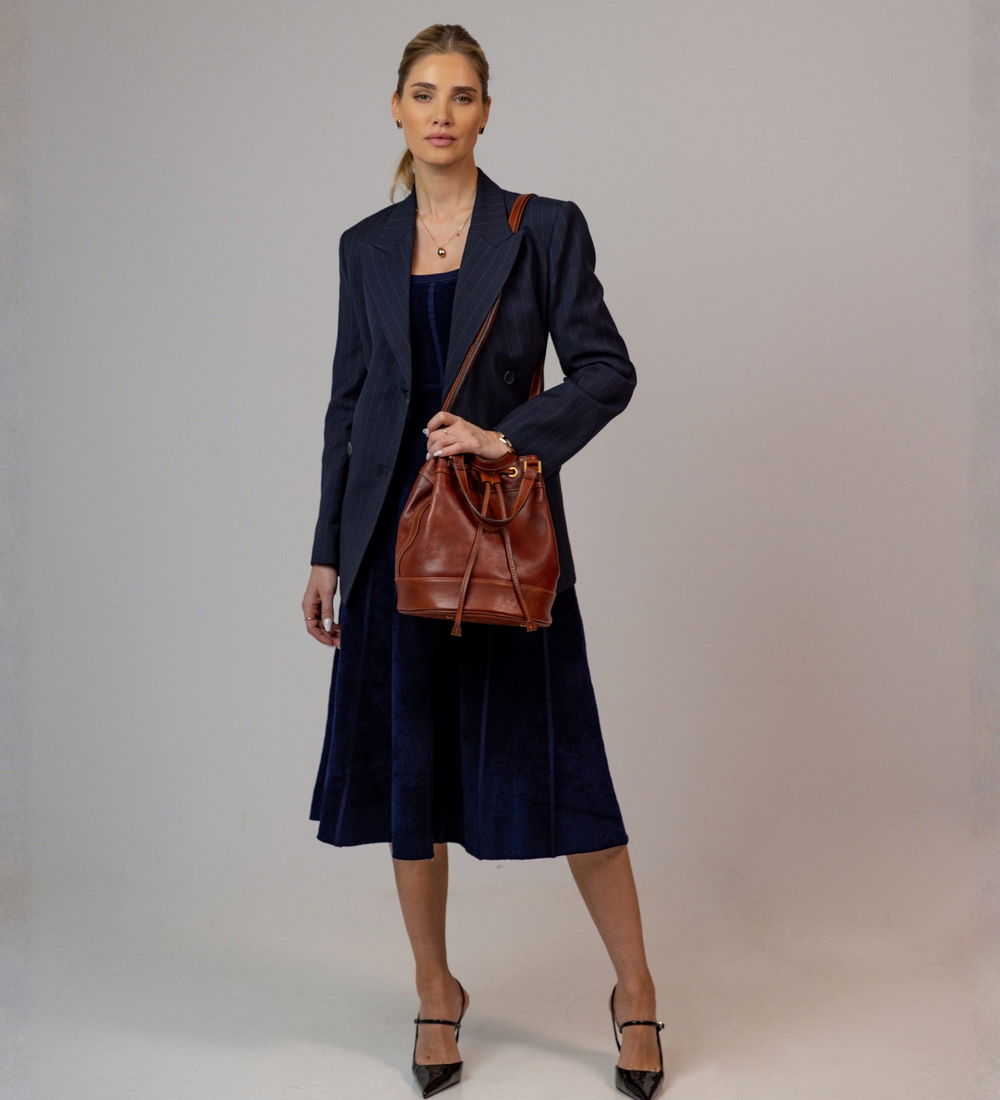 Bucketväska i läder för dam – Light in August