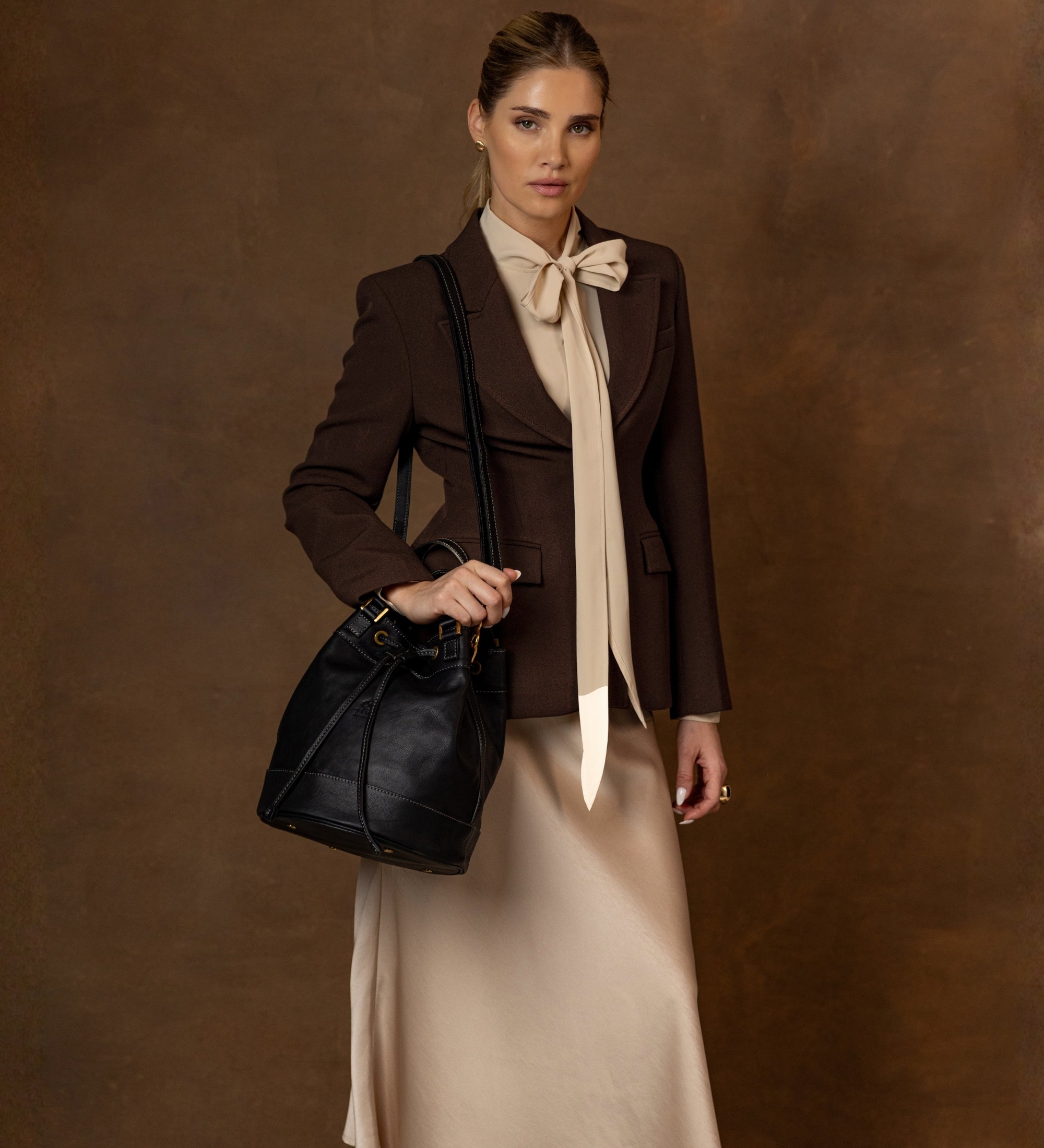 Bucketväska i läder för dam – Light in August