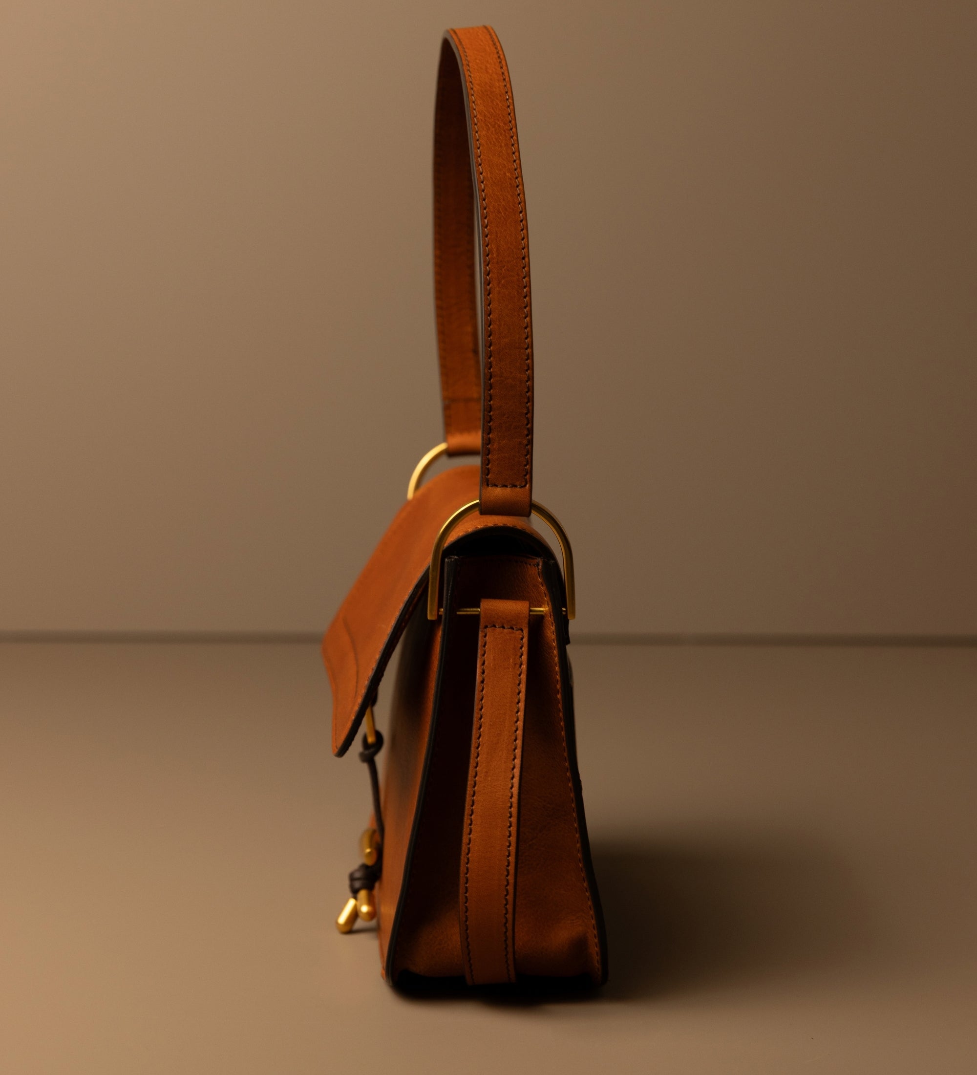 Läderväska med lock för dam - Possession