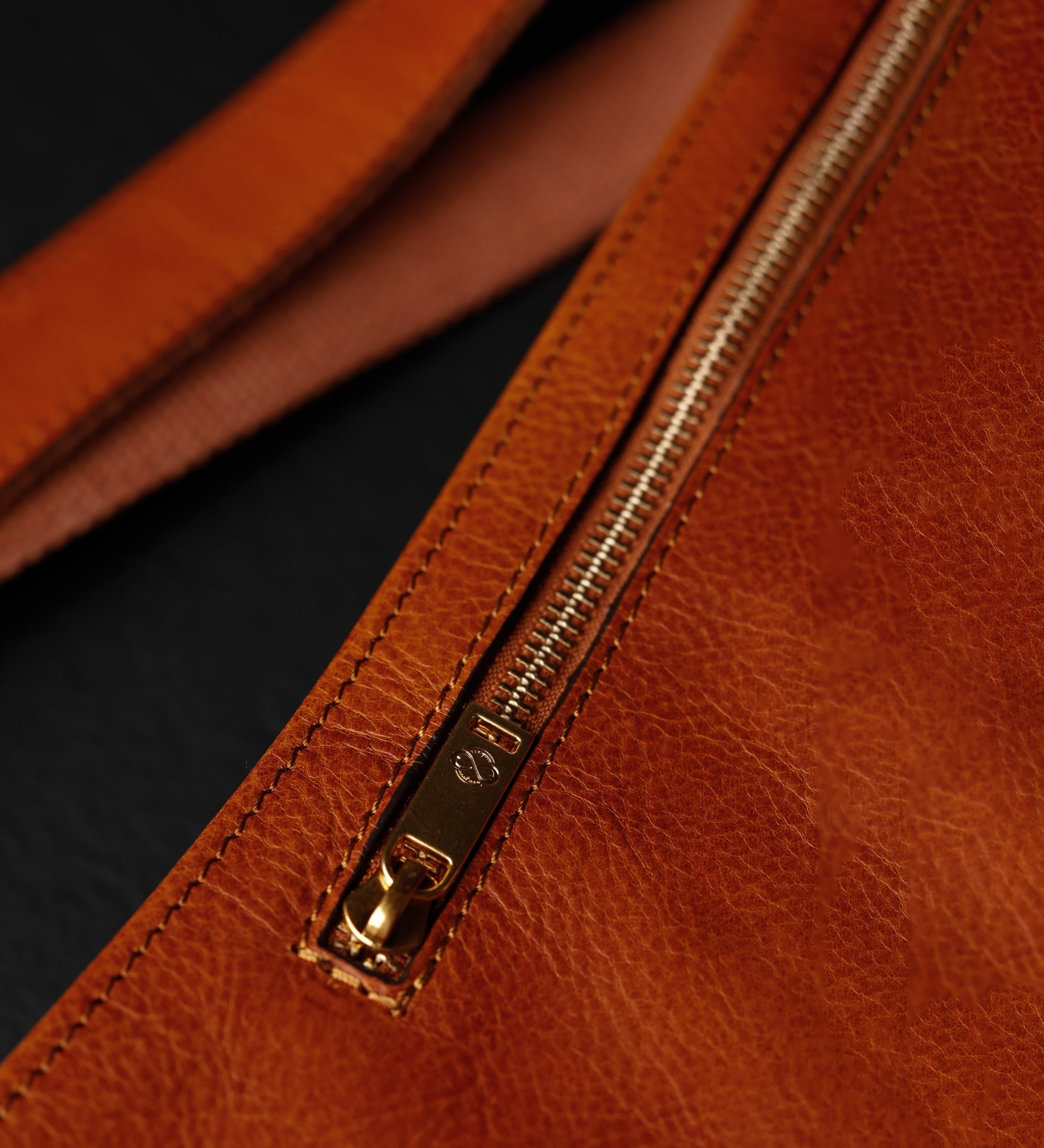 Slingväska i läder crossbodyväska i läder – The Monk